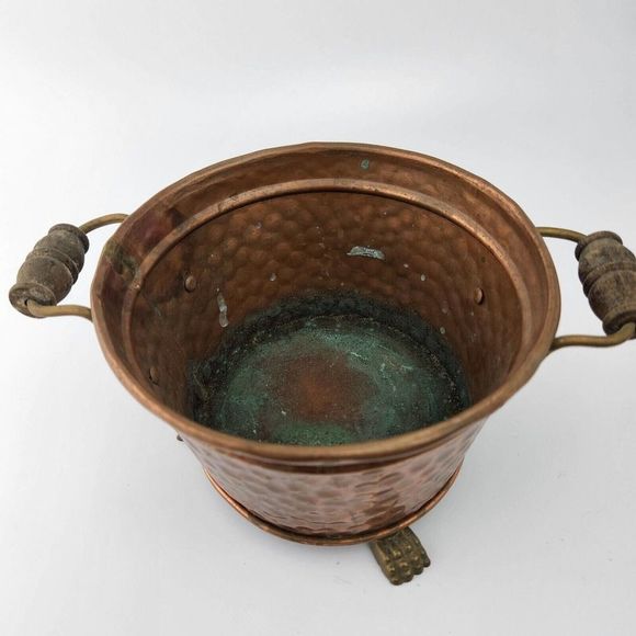 Vintage hammered copper pot, two wood handles & 3 paw feet, handcrafted - Picture 2 of 10